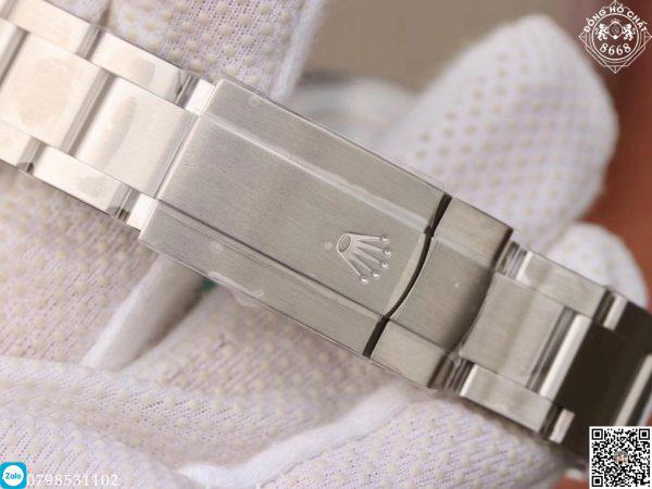 Việc trang bị nắp kín lưng, cùng núm điều chỉnh Twinlock bên cạnh hông giúp phiên bản đồng hồ Rolex Oyster Perpetual Super Fake có khả năng kháng nước hoàn hảo.